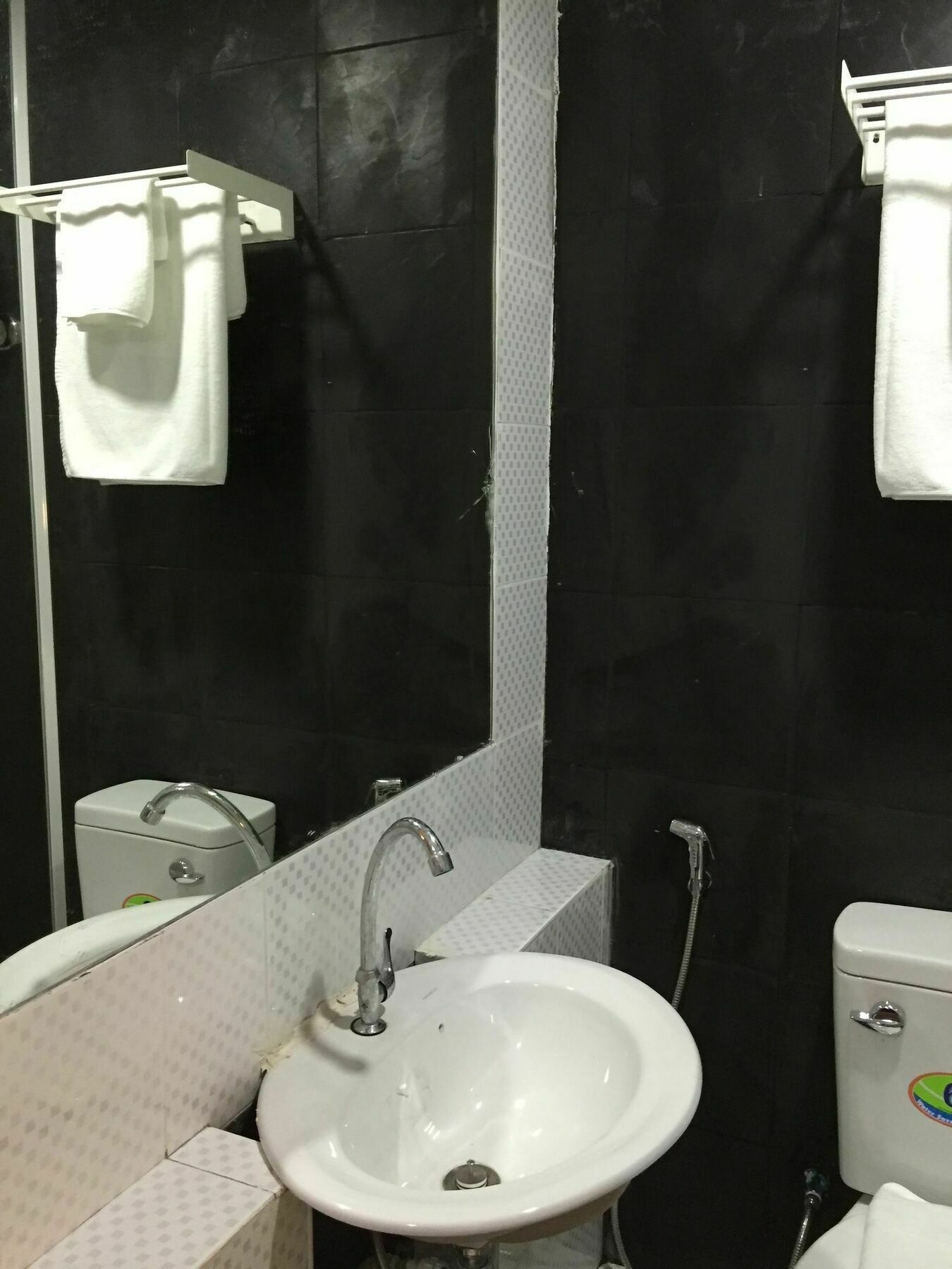 בנגקוק Harrys Suite Hotel מראה חיצוני תמונה